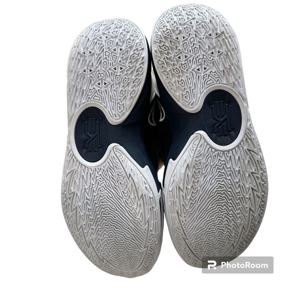 Nike Kyrie Sneakers NWT - Picture 2 of 7